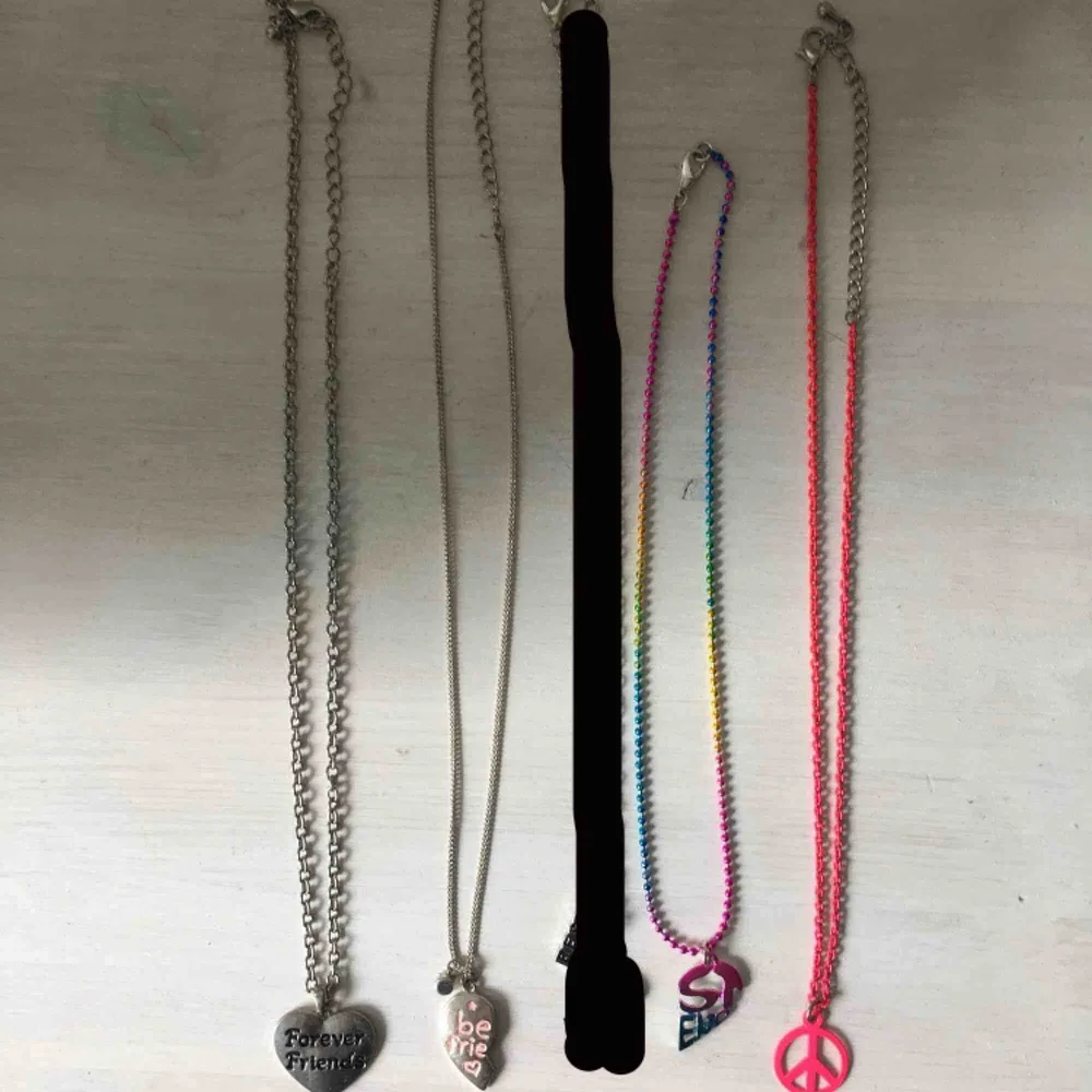 4 stycken bästavän-halsband och ett vanligt med peace-tecken🥰 1 för 10kr, alla för 40kr. Kan mötas upp och frakta, då tillkommer frakt🎀. Accessoarer.
