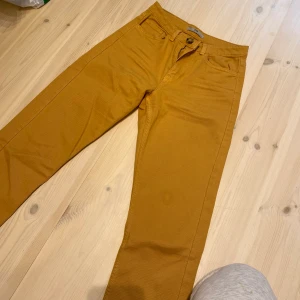 Jeans Stradivarius - Snygga gula jeans med hög midja.  (sista bilden ger färgen mest rättvisa)