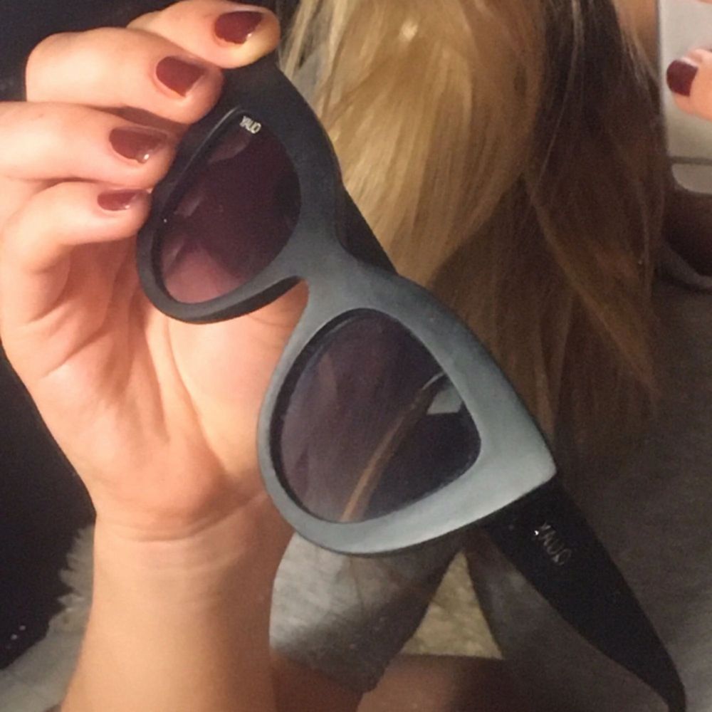 Quay solglasögon i modellen Kitti sunglasses, i matt svart! 🤤 tror ej dem går att få tag på längre, köpta för 500 nånting!  Fraktar eller möts upp i centrala Sthlm! 💕. Accessoarer.