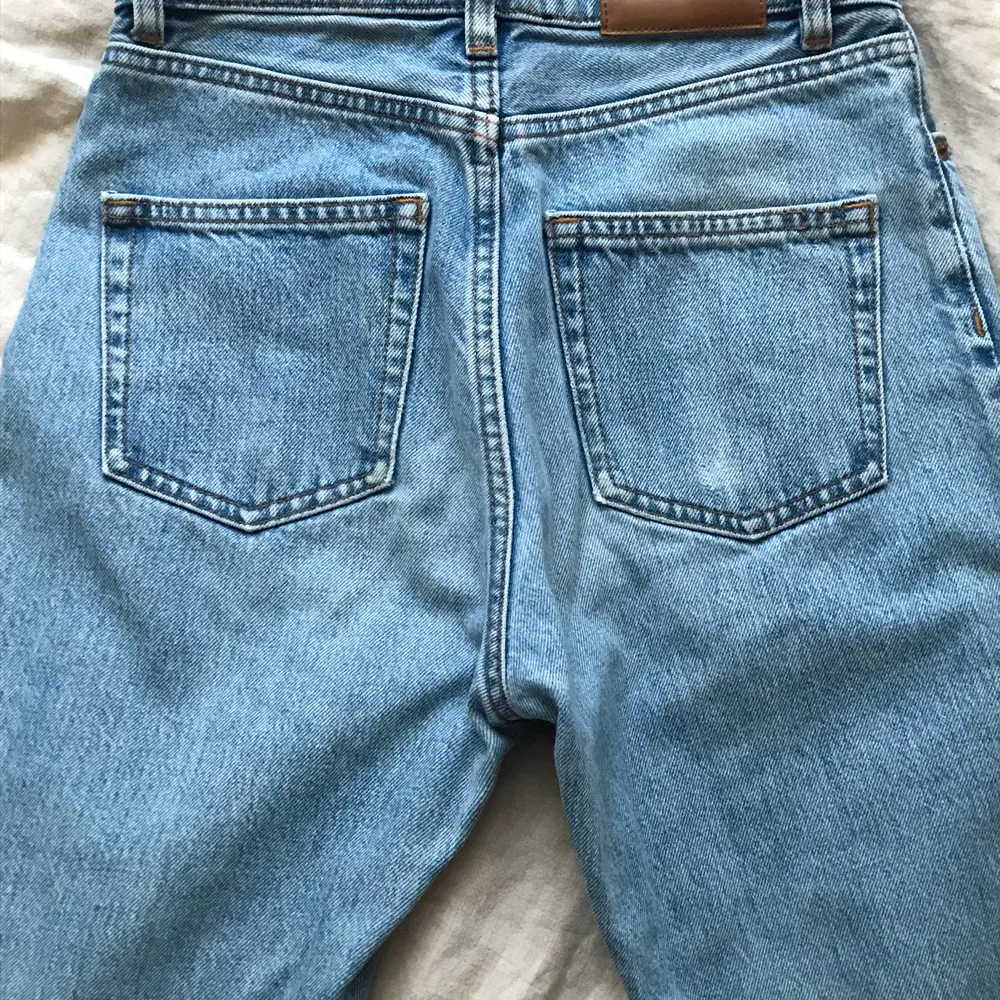 Mom jeans från Monki i modellen kimomo, bra skick. En frakt på 66kr tillkommer💞. Jeans & Byxor.