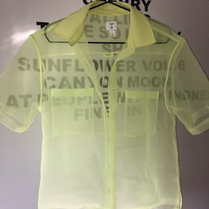 Grön mesh skjorta - en otroligt cool mesh skjorta köpt från H&M tidigare detta år. Den är helt i nyskick o har bara använt 2-3 gånger. Säljer den pga att den ej kommer till användning!