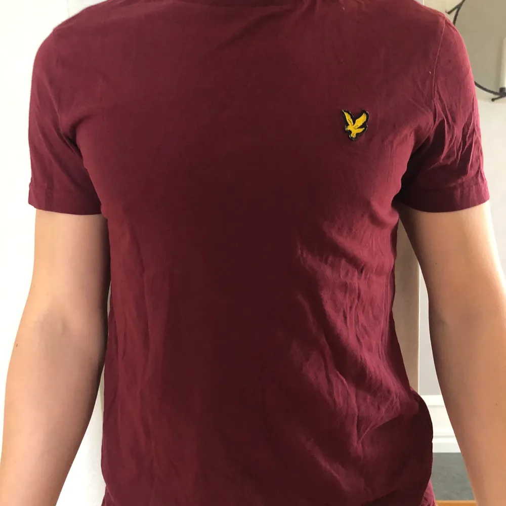 Säljer min pojkväns vinröda lyle & scott t-shirt som är i fint skick💕 Frakt tillkommer. T-shirts.