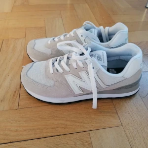 New balance - New Balance 574, helt nya men kan inte lämna tillbaks då jag drog av tagen. Storlek 40