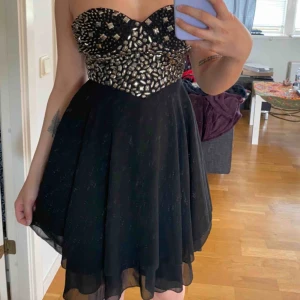  - Säljer min balklänning från 9an. Lite för liten nu så den sitter bättre än som visas på bilden. Endast använd 1 gång. Frakten inkluderas i priset. 