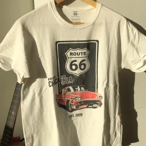 T-shirt med tryck  - Säljer denna vintage-aktiga t-shirt från Pull&Bear, den är i storlek S och av en lite tjockare material! 