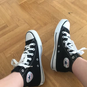 converseskor - säljer dessa supersnygga helt nya svarta converse! köpta här på plick men säljer de igen då de är något för små!💘 