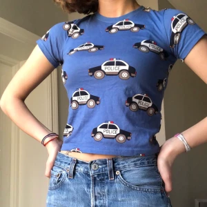 Baby t-shirt - Super söt baby tee med polisbilar🚓 köparen står för frakt den är inprincip oanvänd✨