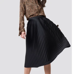 Solid pelares kjol från NA-KD - det är en Askim kjol från NA-KD som är inte riktigt i min stil. Jag köpte den för ca. 2 år sen men har bara använt den 3 gånger, den är inrikting bra skick. Den är storlek s! 