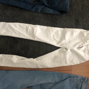 Vita jeans - Högmidjade jeans från lager 157. Använda en gång.