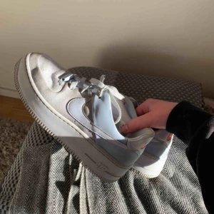  - Pastellblåa air force 1. Har ägt i ett par månader men tyvärr inte kommit till mycket användning då de är för smala för mina fötter, därav säljs de med väldigt bra skick!