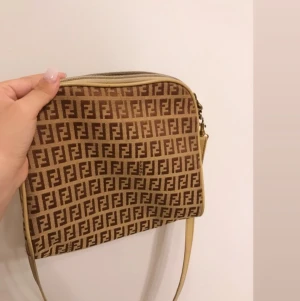 Fendi väska - Fendi väska, köpt på vintage affär vet dock inte ifall den är äkta. Säljs därför för 550kr. Pris kan diskuteras. Bra skick. Går att ta av & byta band på den. Fri frakt. 