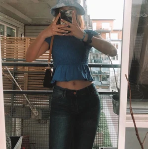 Topp från gina storlek xs! - Använd max 2 gånger, nyskick! Jättefin klarblå färg och väldigt stretchig!