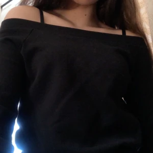 Svart offshoulder tröja  - En svart offshoulder tröja från Gina, bra skick.... Kolla gärna in resten i min profil 🌎                        Pris går att diskuteras!  Köpare står för frakt  📦 (44kr) totalt- 74 kr 