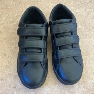 Svarta velcro sneakers - Monki - Svarta velcro sneakers från Monki. Använda ett fåtal gånger, i nyskick. Kan mötas upp i Sthlm eller skicka. Köparen står för frakt.