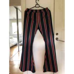 Randiga Flare byxor!  - Randiga flare byxor! Handgjorda storlek L. Men lite tightare 