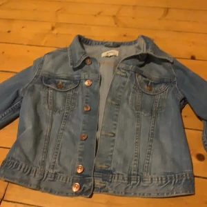 jeansjacka ifrån &Jacket - blå jeansjacka ifrån &Jacket i strl 36. aldrig använd