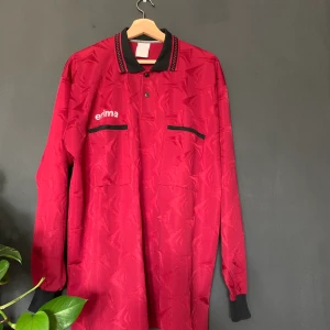 Retro sport tröja med krage! - Retro sporttröja med krage ! Köpare står för leverans eller hämtas på adress ☯️☯️