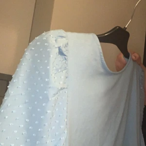 Blå t shitt - Säljer denna sjukt snygga toppen från strandivaruis! Strl xl men liten i storleken, s/m + frakt 44!