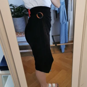 Svart kjol med spänne  - Aldrig använd, sammetskjol med spänne 