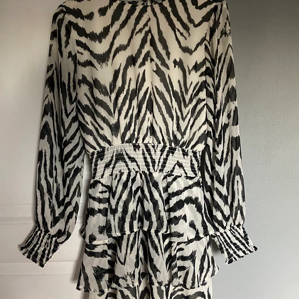 Snygg klänning med volanger och zebra mönster, frakt tillkommer! Pris kan diskureras. Klänningar.