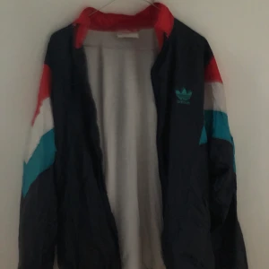 Adidas vindjacka  - En färgglad och snygg vindjacka från adidas köpt på beyond retro