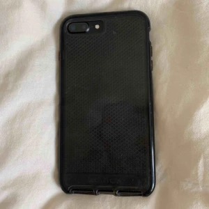  - Säljer mitt skal ifrån tech 21 köpt i usa. Det är ett väldigt skyddande skal i väldigt bra skick. Nypris 300kr. Passar iPhone 7+ 