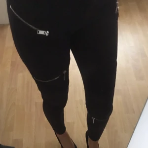 Byxor från Zara  - Byxor från Zara i strl 34 med silvriga kedjor och snygga detaljer. Passar också strl 36. ❤️