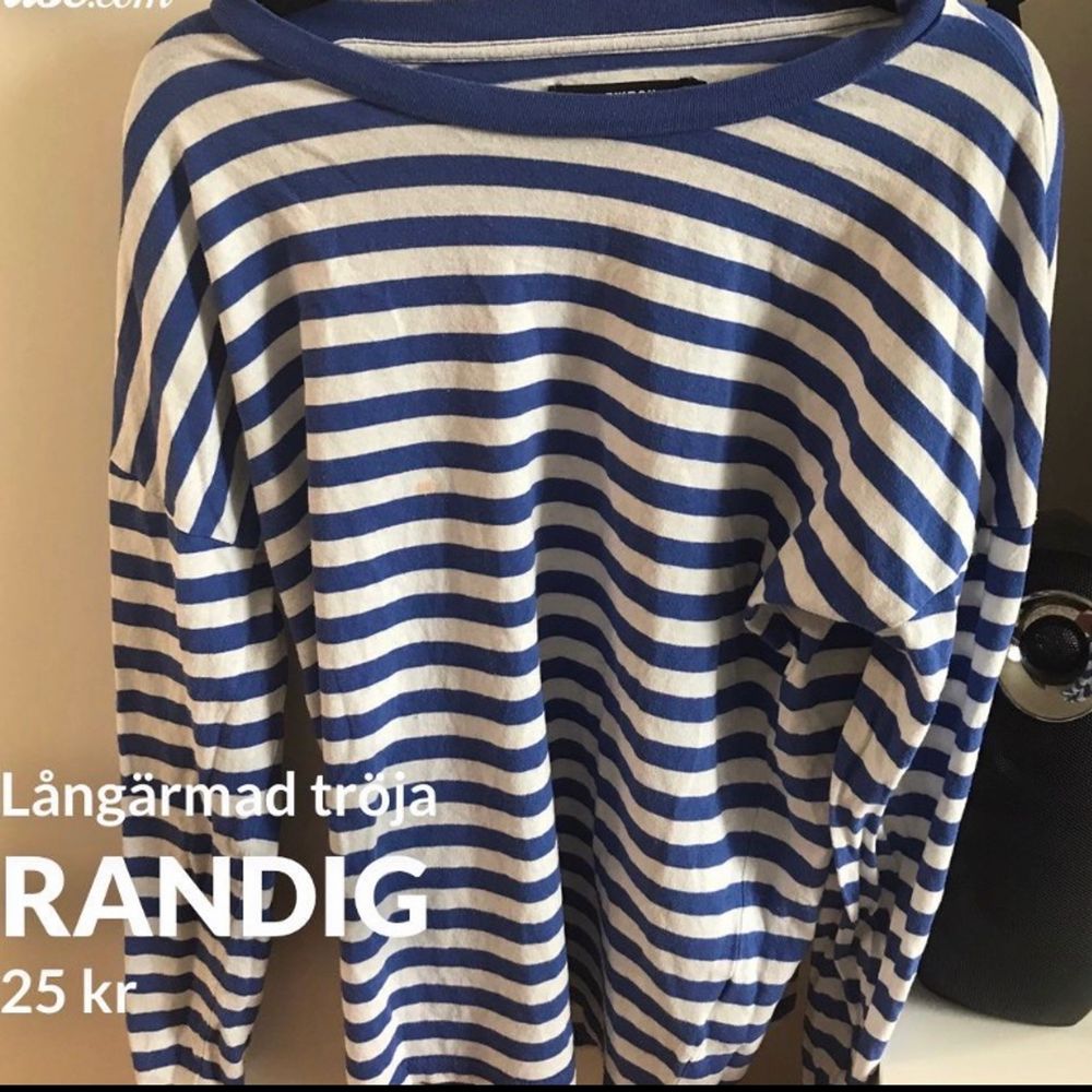 Fin tröja från BikBok i storlek XS, välanvänd och har en fläck på (se andra bilden) därav de billiga priset. Frakt tillkommer och betalning sker via swish💓 Skicka ett meddelande om du har några frågor, vill diskutera pris eller om du vill ha fler bilder🤩🤩. Tröjor & Koftor.