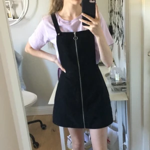 Klänning - Svart jättehärlig klänning✨ Använd endast en gång. Säljer den då det inte är min stil:) Dragkedjan funkar som den ska. 