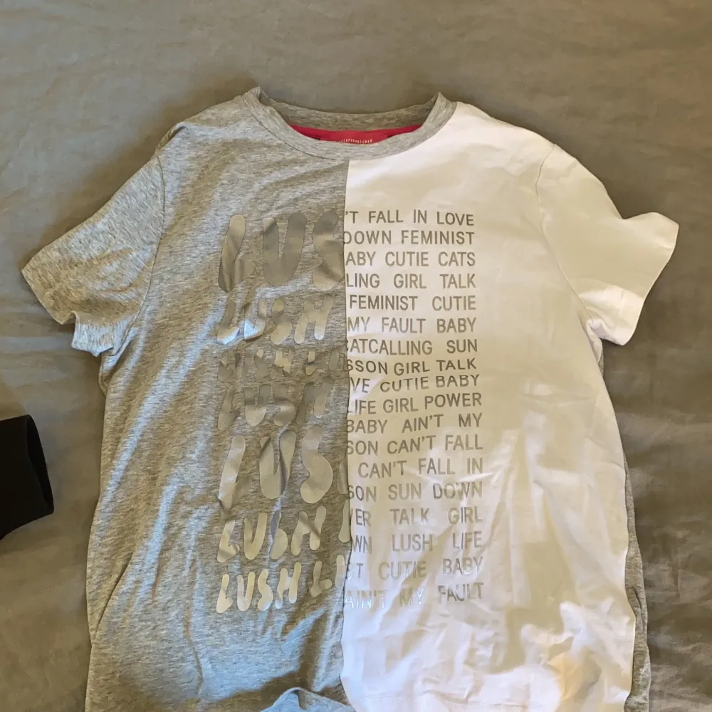 T-shirt från h&m’s kollektion tillsammans med Zara Larsson. Plagget har enbart kommit till användning ett par gånger och är i ett jättefint skick! . T-shirts.