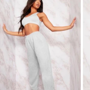 Gråa mjukisar - Ett par gråa mjukisar från Prettylittlethings. Storlek 6 ( S ). Säljs pågrund av jag har lite stora lår så de sitter inte så som jag vill💕