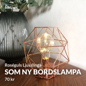 Roséguld bordslampa  - PRIS 70kr Som ny, inga skavanker. Lampa som drivs av 3 AAA batterier (ingår ej). Mått, H: 21cm B: 17cm  🌈Hämtas hos mig vid Lundy Gamla Kyrka 💌Frakt 70kr 🍾Finns på flertal fler sidor så passa på!