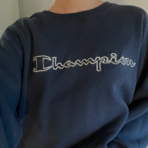 Champion tröja - Säljer min otroligt snygga Champion tjocktröja som jag köpte second hand. Tröjan är lite blåare irl. Lite halvdant avklippt av mig dock, jag tyckte den var lite för lång. Köparen står för frakten💗💖💕💗