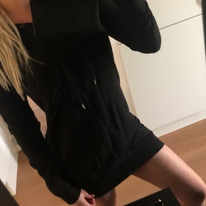 Oversized hoodie - Oversized hoodie. Kan användas som klänning nu till sommaren. Använd 1 gång. 