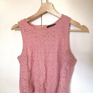 Rosa spetstopp - En rosa spetstopp I dubbelttyg och dragkedja på ryggen. Från Forever 21, I fint skick. 