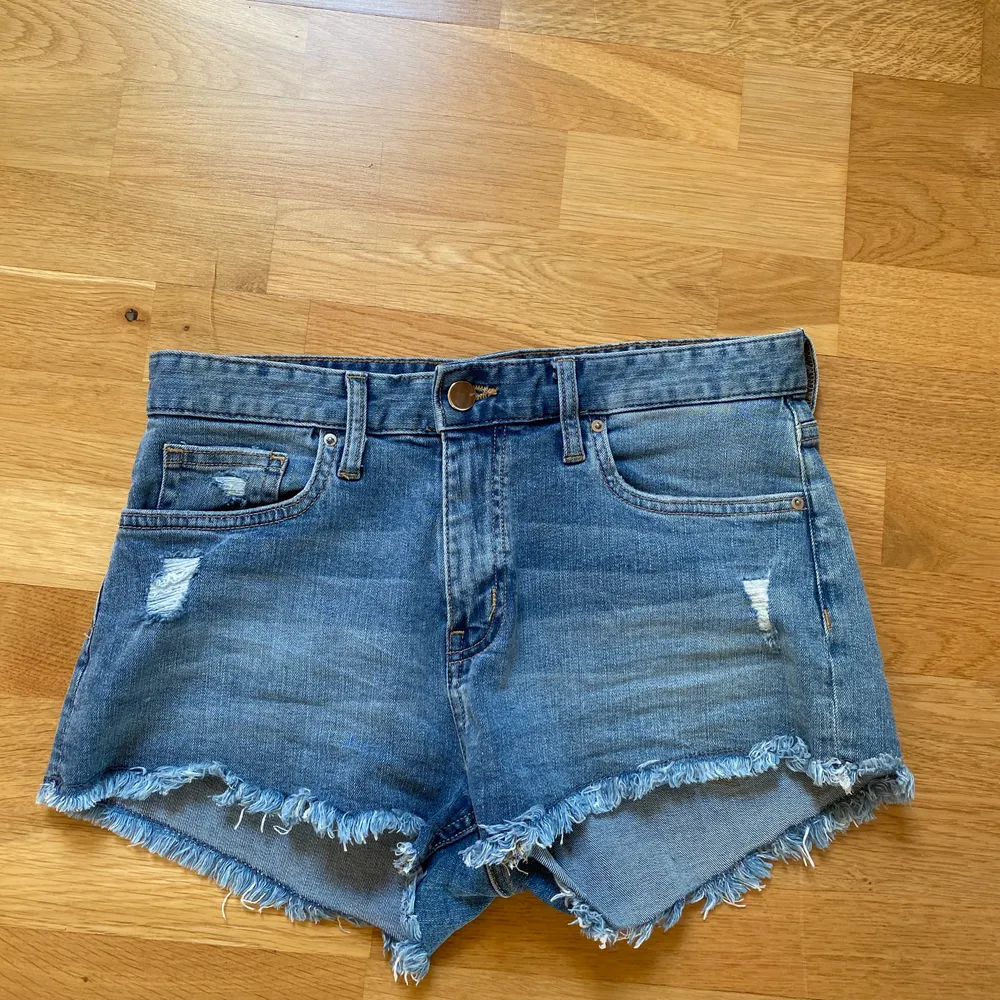 1 års gamla oanvända shorts från H&M. Hann inte använda förra sommaren och nu har jag tyvärr växt ur de.. Shorts.