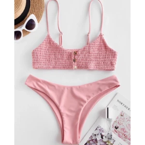 Shirred bikini från ZAFUL  - Rosa bikini i storlek S från ZAFUL med shirring/smock överdel och cheeky underdel. (Toppen är liten i storleken, därför säljer jag) Endast testad med underkläder, alla lappar och skydd sitter kvar🥰 Frakt tillkommer!💞 Köpt för ~186kr +frakt+tull