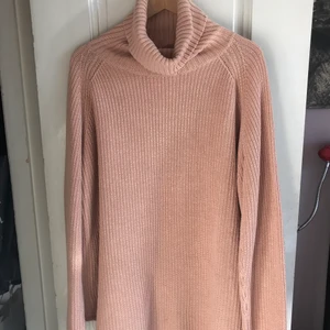 Hope stickad tröja med polo  - Fin rosa färg. En liten maska som syns på en av bilderna. Därav billigt pris. Frakt tillkommer. 