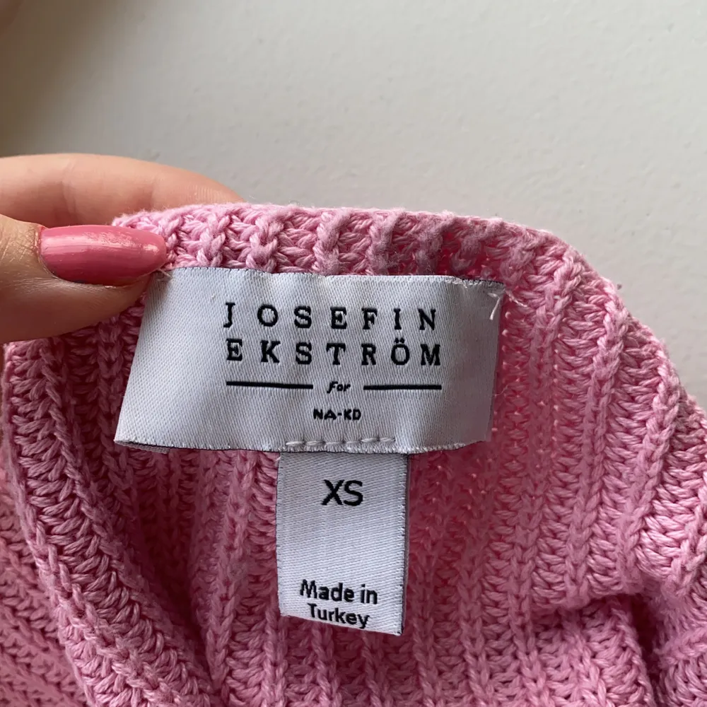 Rosa stickad tröja från Josefin Ekströms kollektion med Nakd. Ganska stor i storleken som man ser på bilderna. Frakten är inkluderad i priset💗. Stickat.