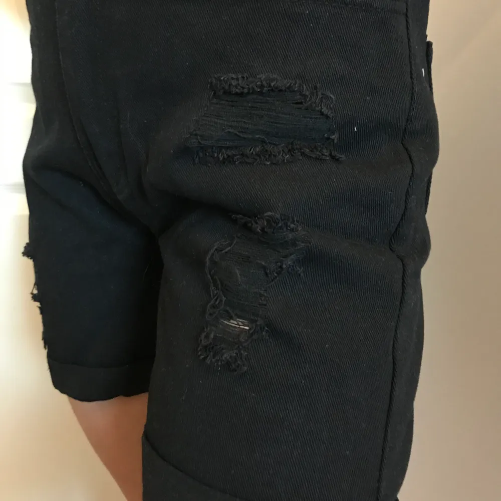 Jättesnygg svarta shorts med fina detaljer, storlek S🌸 Köparen står för frakten🌸. Shorts.