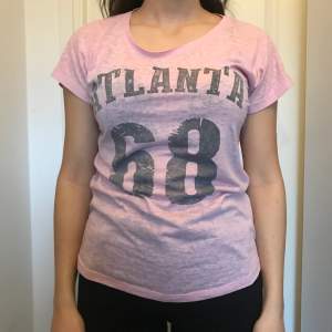Använd rosa t-shirt med mycket fint tryck, storlek S🌸 Köparen står för kosten🌸