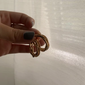 Örhängen, accessoarer  - Ett par snygga guld örhängen från strandivarius. Aldrig använt och kommer inte ha någon använding av de heller.