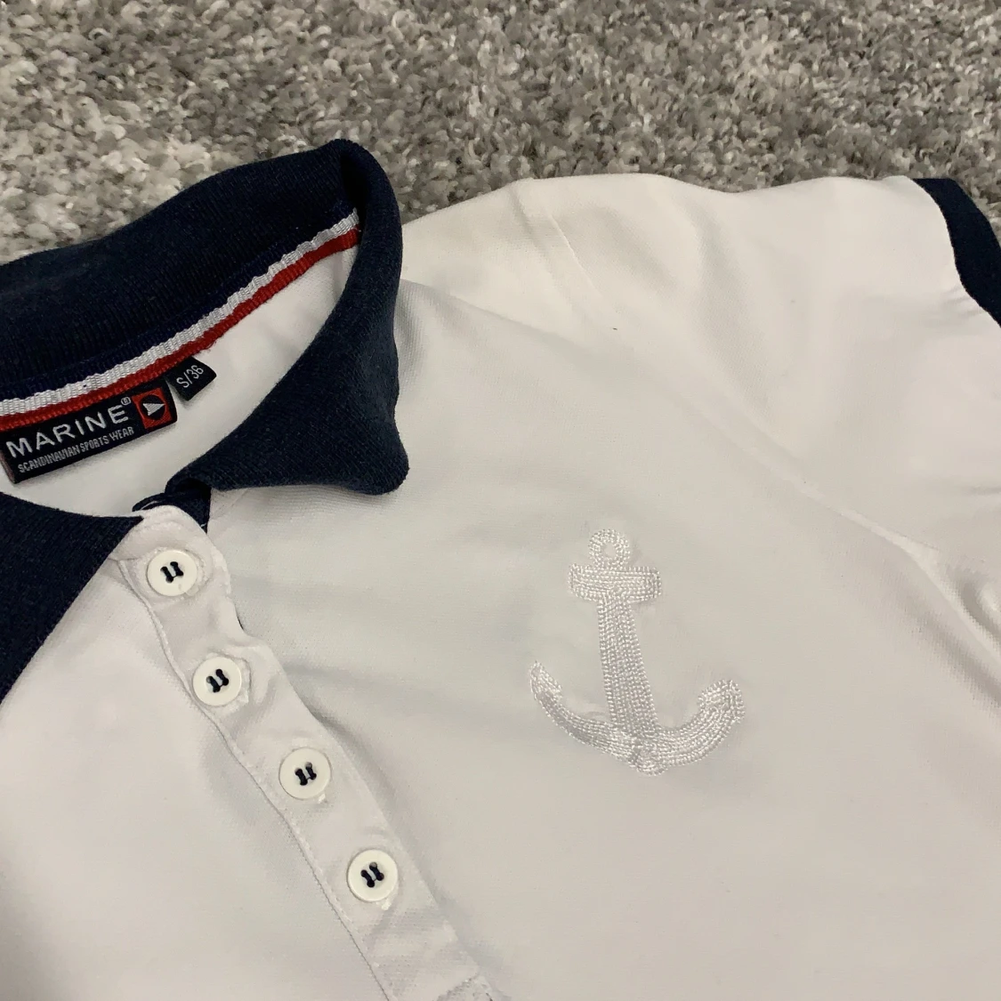 klänning med knappar och nervikt krage - 90