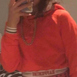  - Fin röd hoodie där det står ”Happening” på resåren runt magen. Ganska liten i storleken. Köpt i Grekland på Tally wejl för 150. Möts i sthlm elr frakta. 18 elr 36 kr frakt är inte helt säker. 