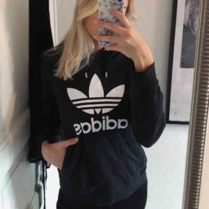 Adidas hoodie - Hoodie från adidas i jättebra skick! 