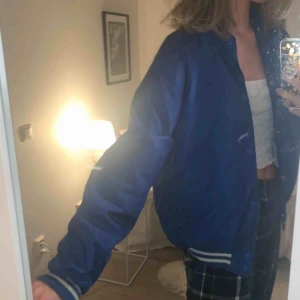  - trendig baseballjacka, köpt secondhand. Möts helst upp i Stockholm annars står köpare för frakt. (Högst bud vinner)  🧸🧸