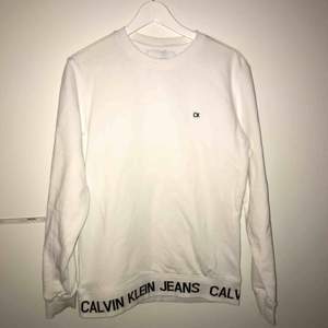 Vit Calvin Klein tröja till salu! Köptes i affär för 1199kr och har använts 2 gånger, mycket bra skick. 