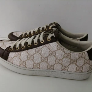  - Very good condition, Come with box, authentic, size 37, insole 24.5cm, write me for more info 