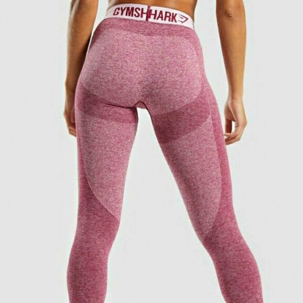 Slutsålda Gymshark Flex leggings Beet Marl/Chalk Pink. Strl S. I använt men bra skick. Säljes pga har alldeles för många träningstights.  . Övrigt.