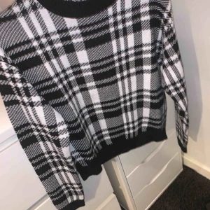  - Rutig stickad tröja från h&m, jätte skönt material som är ganska stretchigt! Köparen står för frakt🖤